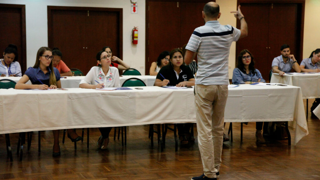 ¿Cómo convertir conversaciones en dinero y seguidores en clientes? en Cainco Bolivia