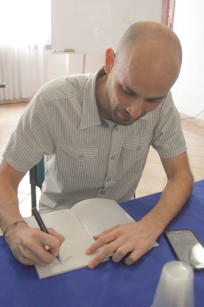 Carlos Cortés Firmando libros apara El la Fundación Creadores de Sonrisas de Pereira